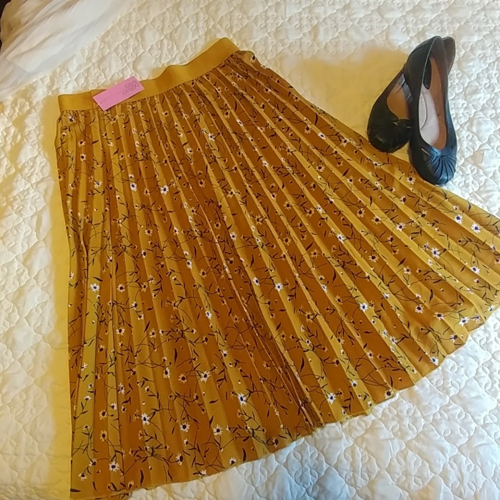Metrowear Mustard color print maxi skirt